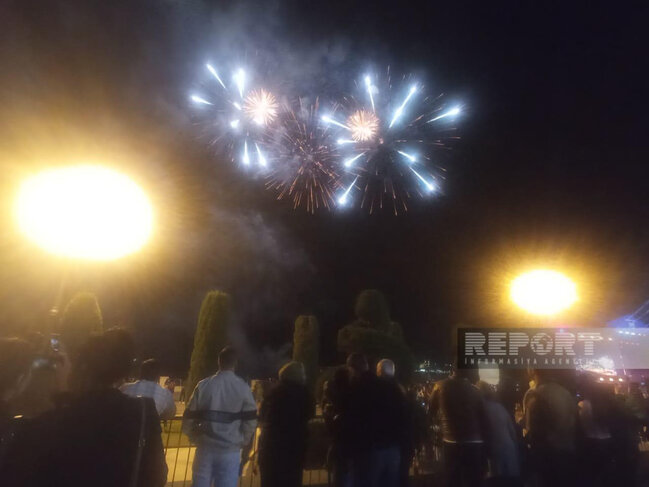 Bakıda Heydər Əliyevin 100 illik yubileyi ilə əlaqədar atəşfəşanlıq olub - FOTO