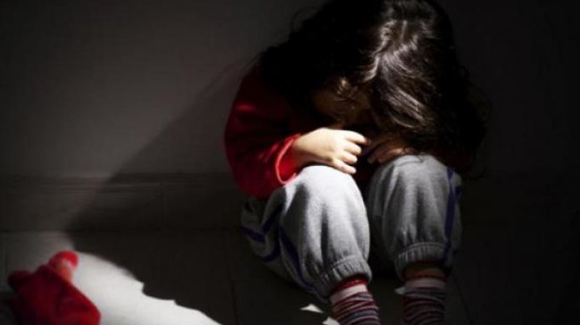 13 yaşlı qızı qonaq getdiyi evdə boğub zorladılar