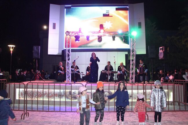 Yevlaxda bayram konserti keçirilib - FOTOLAR