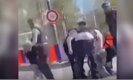 Polisdən müsəlman qadınlara ŞİDDƏT: Birini vurdu, digərini isə...