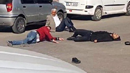 Məhkəmə binası qarşısında qohumlar arasında silahlı insident - Ölən və yaralananlar var (FOTO+VİDEO)