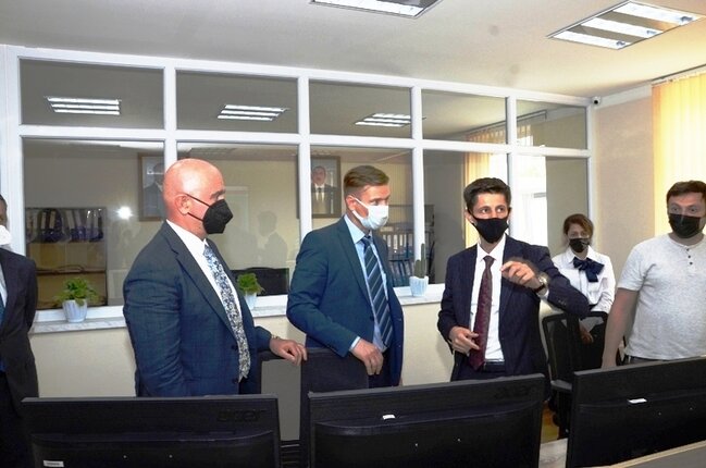 Alman mütəxəssis paytaxtda yeni liftlərin quraşdırılması ilə tanış olub