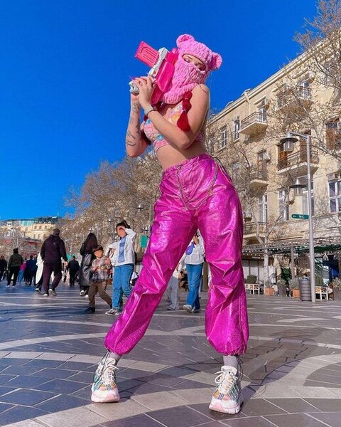 Polisdən "Tarqovı"da poza verən modelə xəbərdarlıq