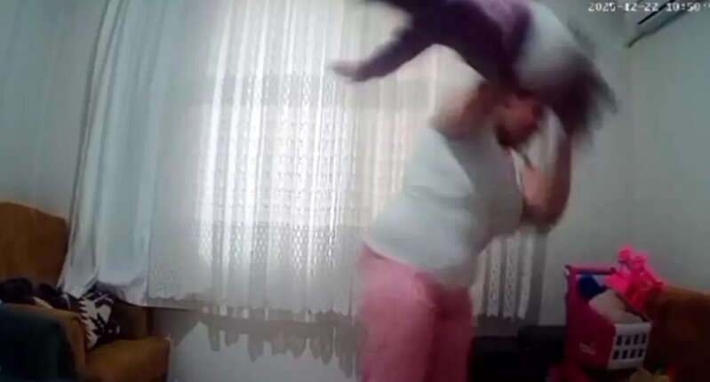 1 yaşlı qızına işgəncə verən ana 6 il müddətinə azadlıqdan məhrum edildi