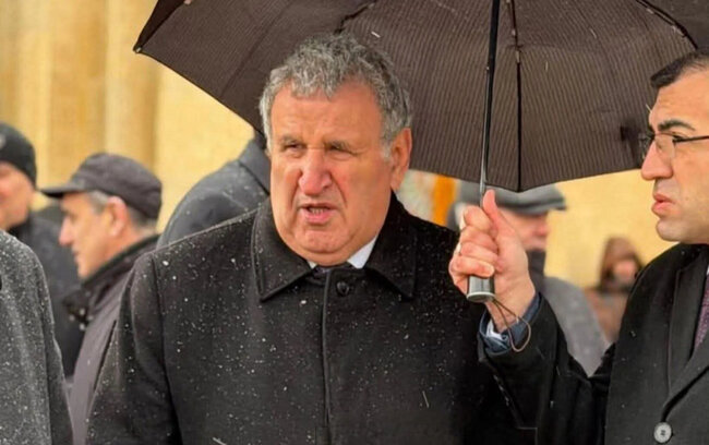 "İşçiyə mənə çətir tutması ilə bağlı söz deməmişəm" - İsa Həbibbəyli