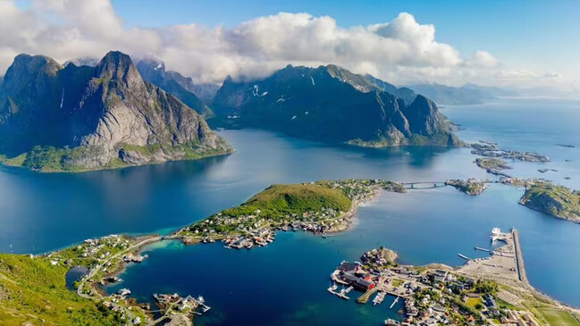 Avropada "başqa dünya": Burada günəş aylarla batmır