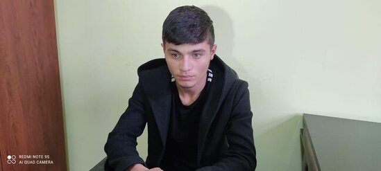 Qaxda elektron qolbaq daşıyan şəxs yetkinlik yaşına çatmayan qızla oğurluq edib - FOTO