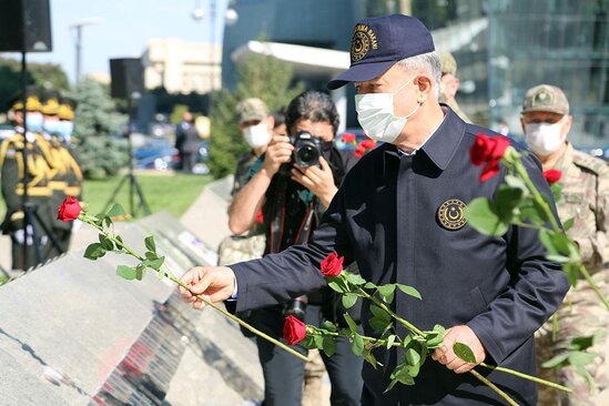 Türkiyənin Müdafiə naziri Fəxri xiyabanı ziyarət etdi