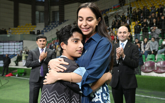 Prezidentin qızları və gəlini minifutbol turnirini izlədi - Fotolar