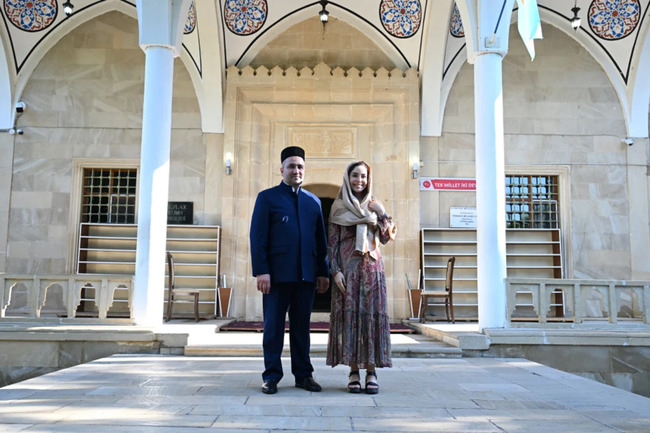 Leyla Əliyeva Yevlaxda Cümə məscidində oldu, məktəb açılışında iştirak etdi (FOTO)