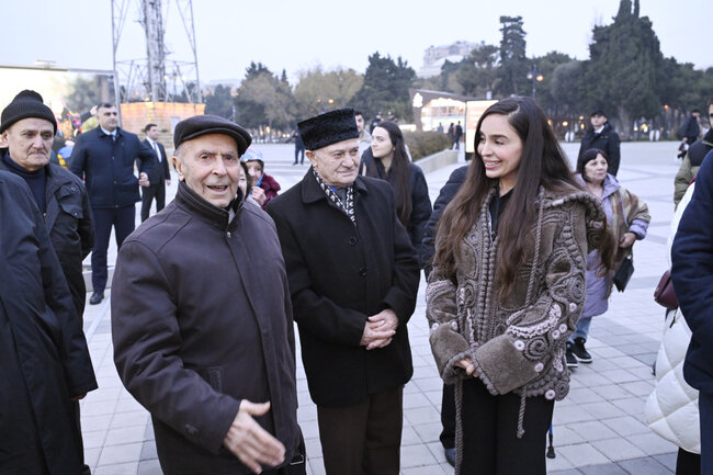 Leyla və Arzu Əliyevalar bulvarda - Fotolar