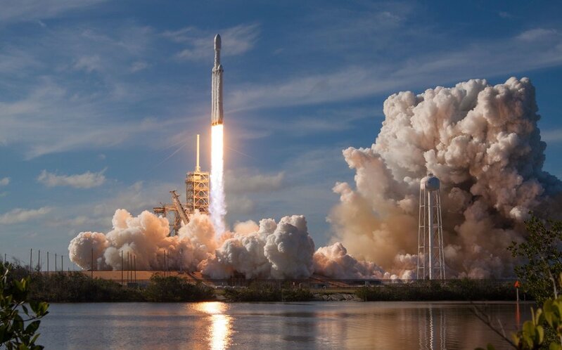"SpaceX" növbəti internet peykləri qrupunu orbitə çıxarıb