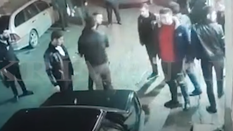 Bakıda 1 nəfərin ölümü, 3-nün yaralanması ilə nəticələnən davanın görüntüsü - VİDEO