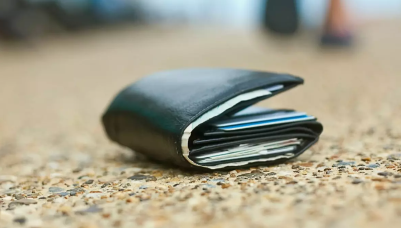 10 ildir itirdiyi pulqabısını görün hardan tapdı