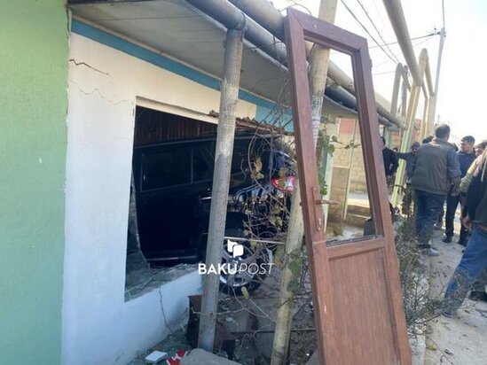 Bakıda avtomobil kafeyə girdi – FOTO