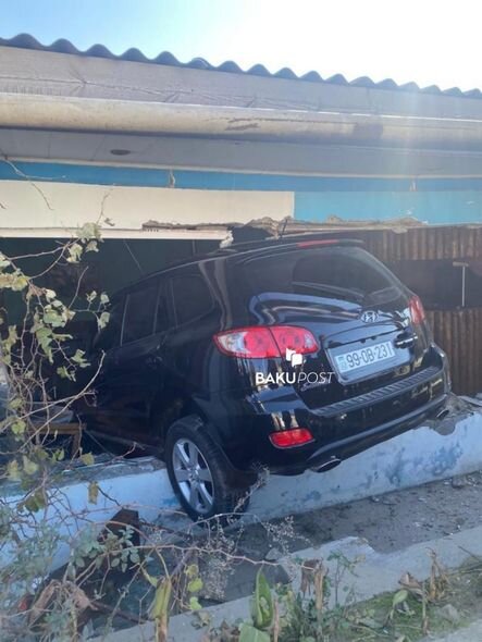 Bakıda avtomobil kafeyə girdi – FOTO