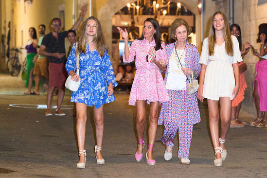 İspaniya kraliçası açıq-saçıq geyiminə görə tənqid olundu - FOTO