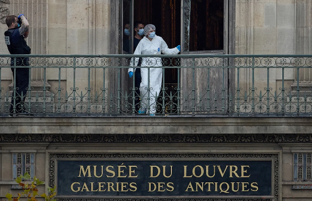 Fransada Luvr muzeyinin qarət olunması ilə bağlı daha bir nəfər ittiham olunub