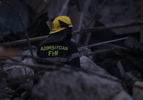 Sex müdiri ilə bir qadın dağıntılar altında qalıb