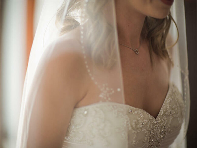 Toyda qayınata gəlini qucağına aldı - TƏNQİD OLUNDU - VİDEO