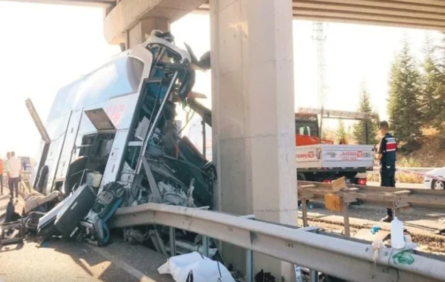 Avtobus körpünün dayağına çırpıldı, 9 nəfər öldü 27 yaralı var