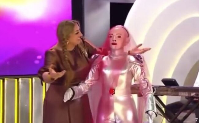 Efirdə "robot"a xınayaxdı keçirildi, tənqid olundu - VİDEO