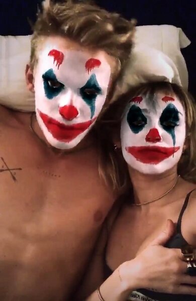 Qız sevgilisindən ayrılan Mayli Sayrus yeni sevgilisi ilə yataqdan FOTO PAYLAŞDI