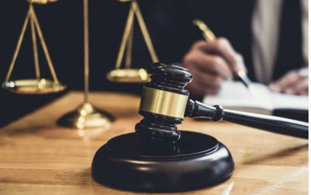 İdmançı qadının 100 minlik dələduzluq iddiası təsdiqlənmədi, müqəssirin ittihamı yüngülləşdirildi