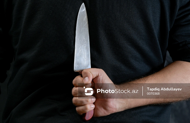 Azərbaycanda kişi keçmiş sevgilisinə görə iki nəfəri bıçaqladı