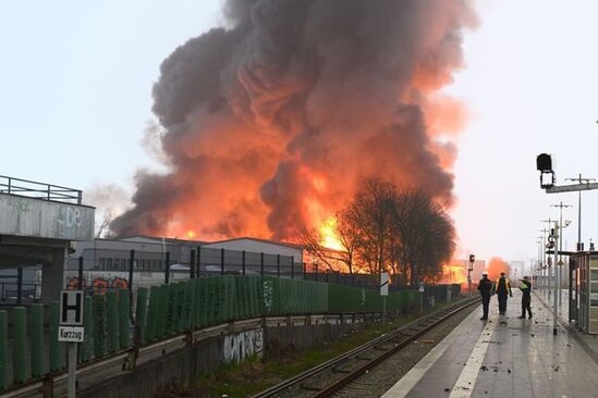 Almaniyada güclü yanğın: Sakinlər təxliyə olundu - VİDEO