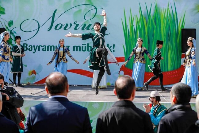 Paytaxtın abad məhəllələrindəki Novruz şənlikləri davam edir
