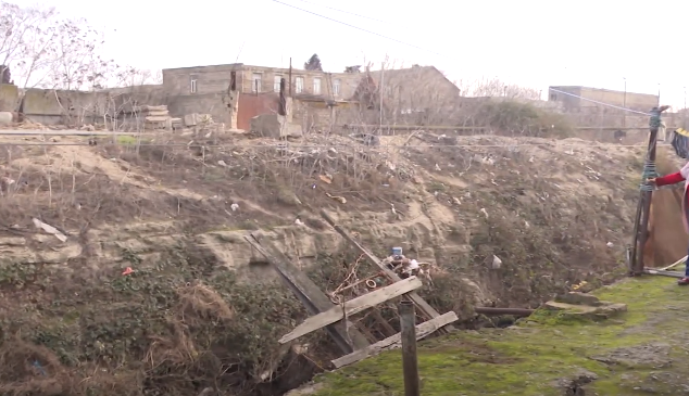 Bu sakinlərin evdən dərhal köçmələri TƏLƏB EDİLDİ: "Bizi məhkəməyə verdilər" -VİDEO