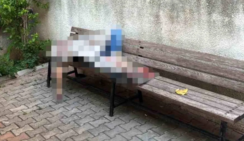 Məscidin həyətindəki oturacaqda kişi meyiti tapılıb