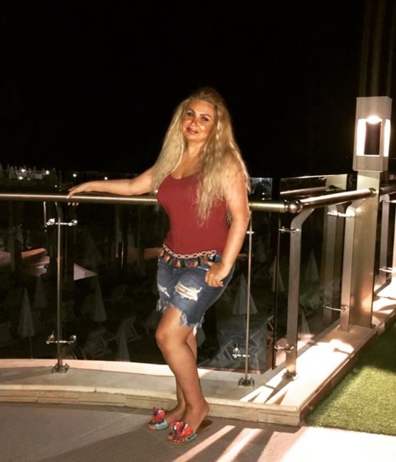 50 yaşlı Könül Kərimova qısa şortikdə - FOTO