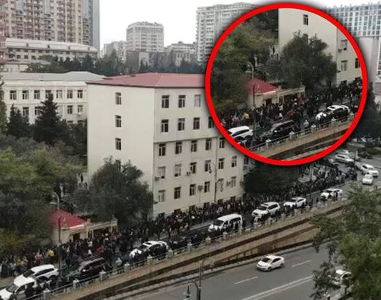 Daha bir universitetin qarşısında izdiham - AÇIQLAMA + VİDEO