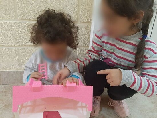 Bakıda sığınacağa atılan iki bacının dialoqu: "Atamdan çox küsmüşəm"