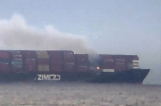 Kanada sahillərində yük gəmisində yanğın baş verib - VİDEO