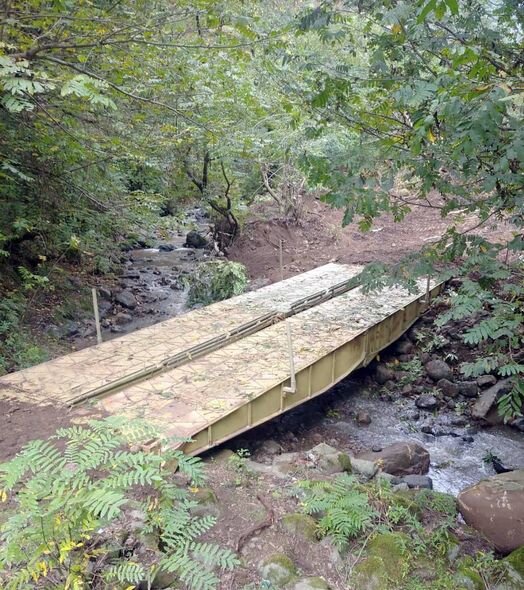 Atasının çiynində məktəbə gedən qızın problemi həll olundu - körpü salındı - FOTO