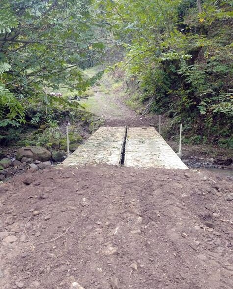 Atasının çiynində məktəbə gedən qızın problemi həll olundu - körpü salındı - FOTO