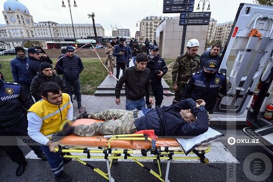 Qış parkında havalandırma şaxtasına düşən şəxs xilas edildi - YENİLƏNİB + FOTO/VİDEO