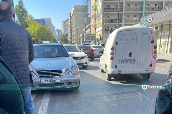 Bakıda sərnişin avtobusu qəzaya uğradı: Hərəkət dayandı - FOTO