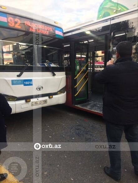 Bakıda iki sərnişin avtobusu toqquşub - FOTO