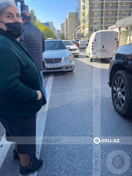 Bakıda sərnişin avtobusu qəzaya uğradı: Hərəkət dayandı - FOTO