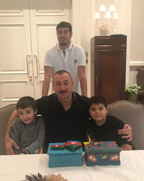 Nəvələrindən prezidentə ad günü hədiyyəsi – FOTO