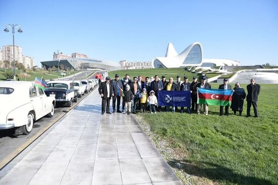 Bakida klassik avtomobillərin yürüşü keçirilib – FOTO