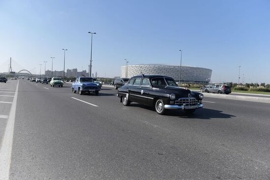 Bakida klassik avtomobillərin yürüşü keçirilib – FOTO