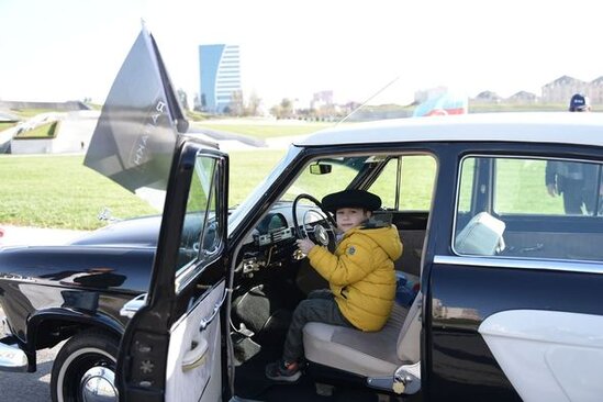 Bakida klassik avtomobillərin yürüşü keçirilib – FOTO
