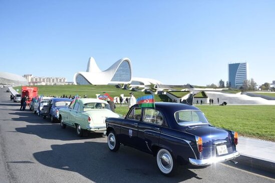 Bakida klassik avtomobillərin yürüşü keçirilib – FOTO