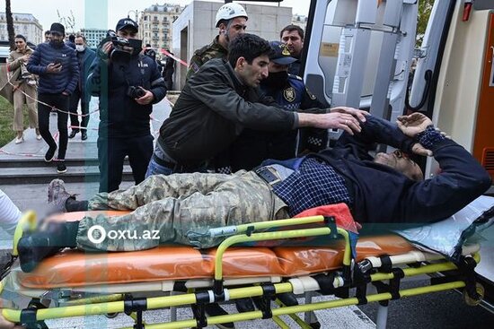 Qış parkında havalandırma şaxtasına düşən şəxs xilas edildi - YENİLƏNİB + FOTO/VİDEO