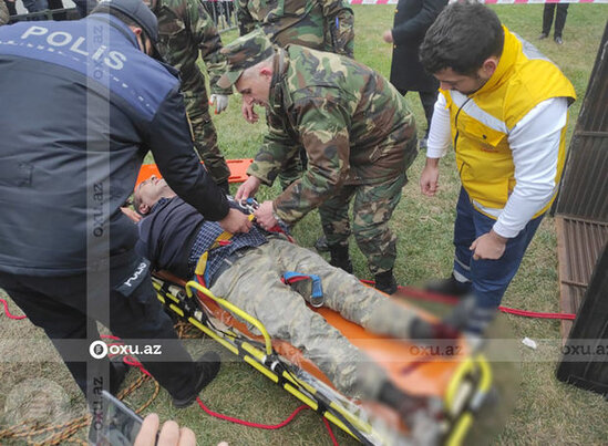 Qış parkında havalandırma şaxtasına düşən şəxs xilas edildi - YENİLƏNİB + FOTO/VİDEO